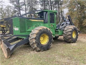 John Deere 748L