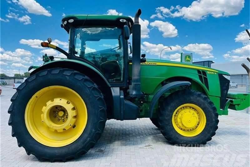 John Deere 8335R Traktorji