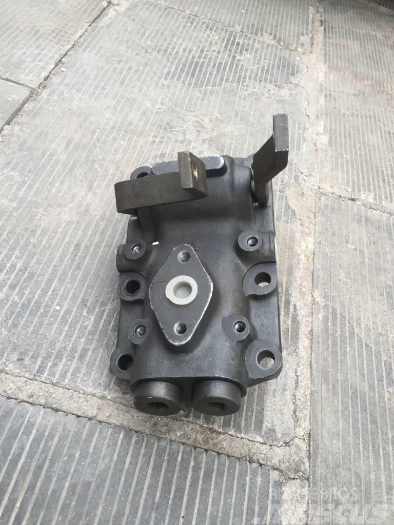 Komatsu D65E-8 steering valve assembly 144-40-00100 Menjalnik