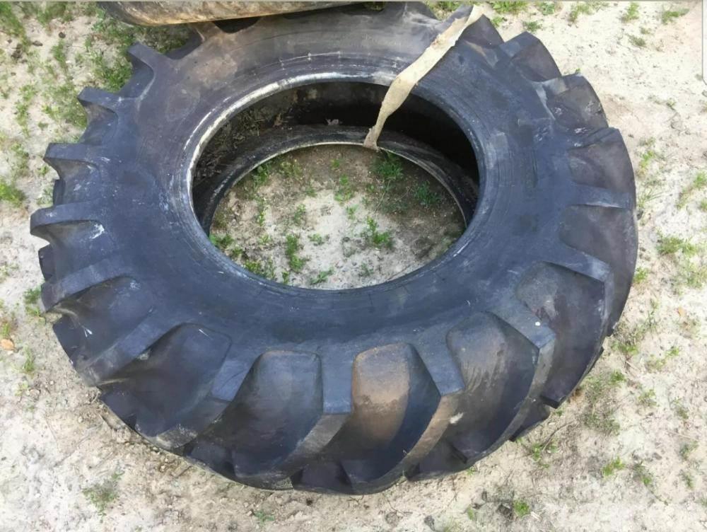  Tractor tyres 16.9 14 - 26 Pirelli £150 plus vat £ Gume, kolesa in platišča
