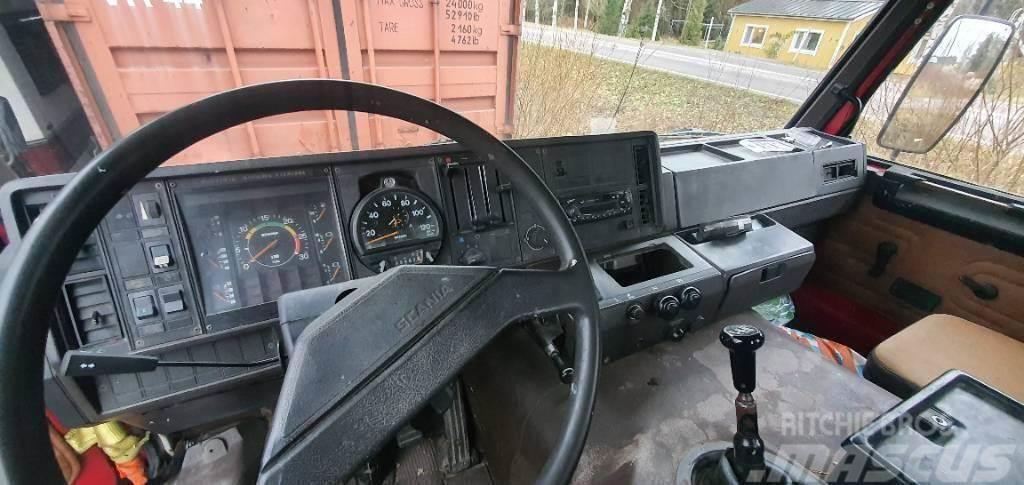 Scania 82 M henkilönostin Tovornjaki z žerjavom