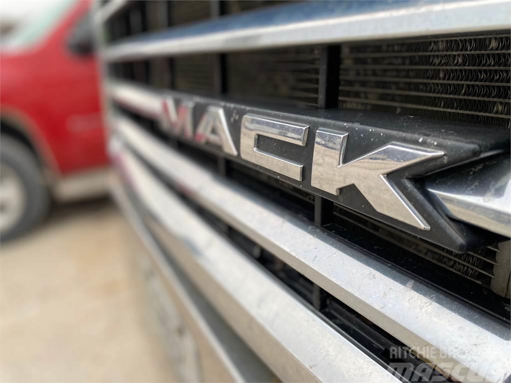 Mack CXU613 Vlačilci