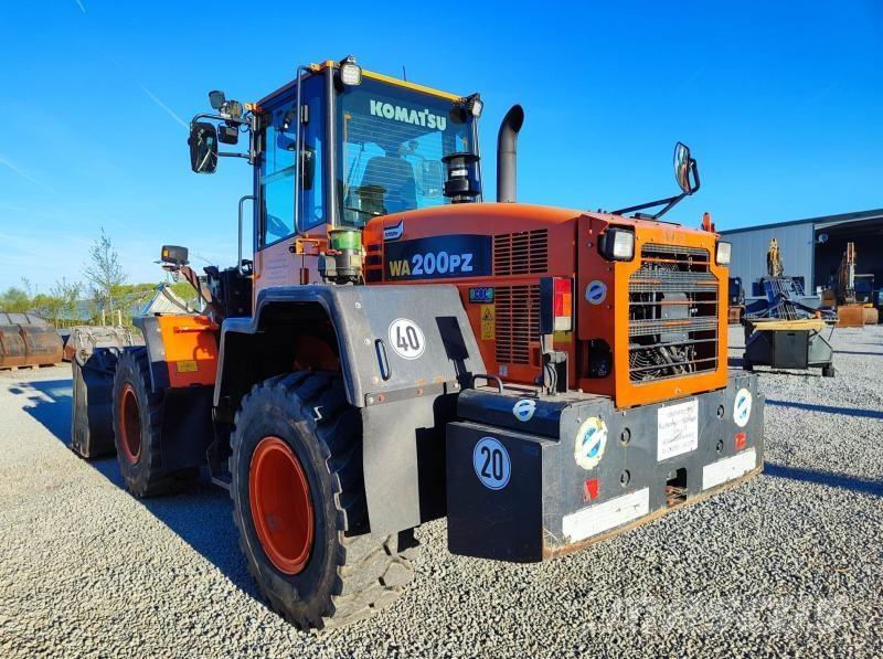 Komatsu WA200PZ Kolesni nakladalci