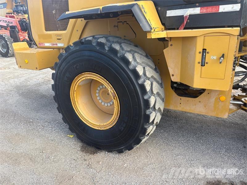 CAT 926M Kolesni nakladalci