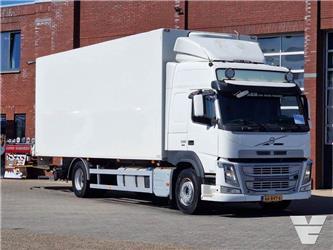 Volvo FM 330 4x2 Isoterm sidedoors loadinglift