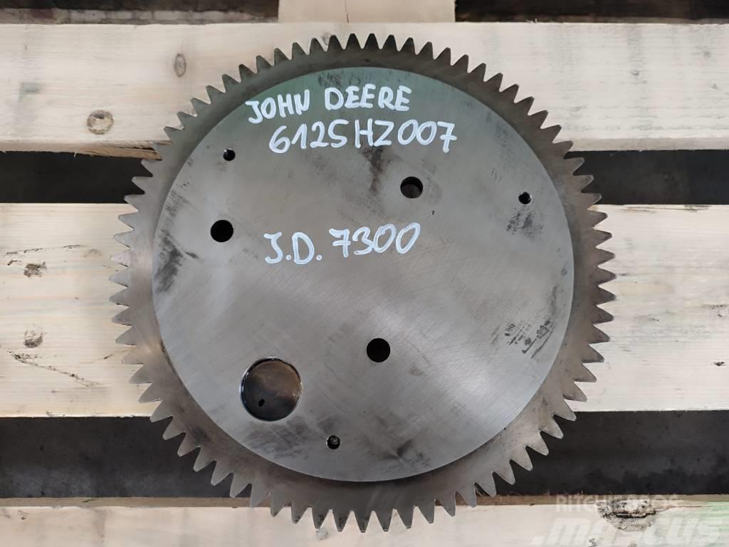 John Deere 6125HZ007  Bearing cup R119157 engine timing gear Motorji