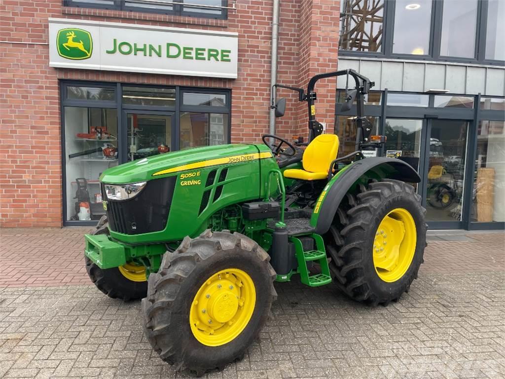 John Deere 5050E + Wagenanhängevorrichtung Traktorji