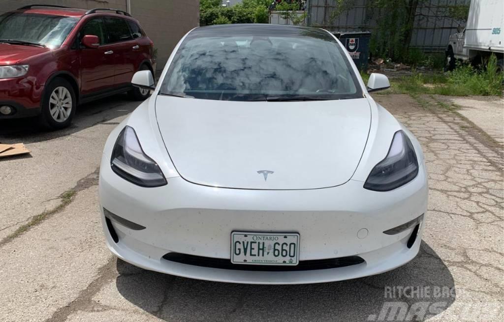 Tesla Model 3 Avtomobili