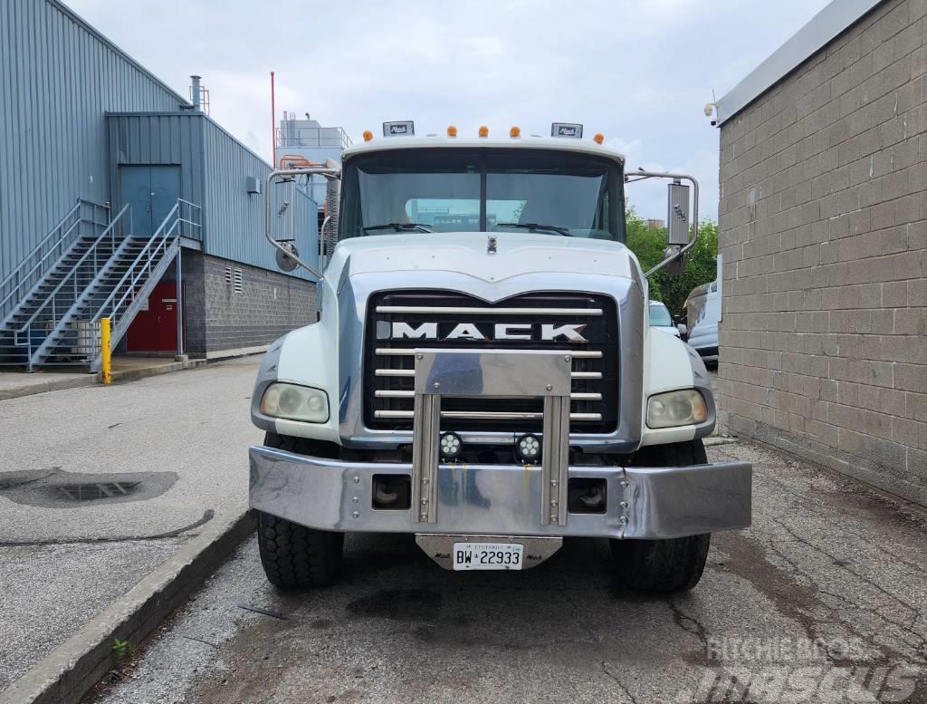 Mack Granite GU 813 Razstavljivi tovornjaki z žičnimi dvigali