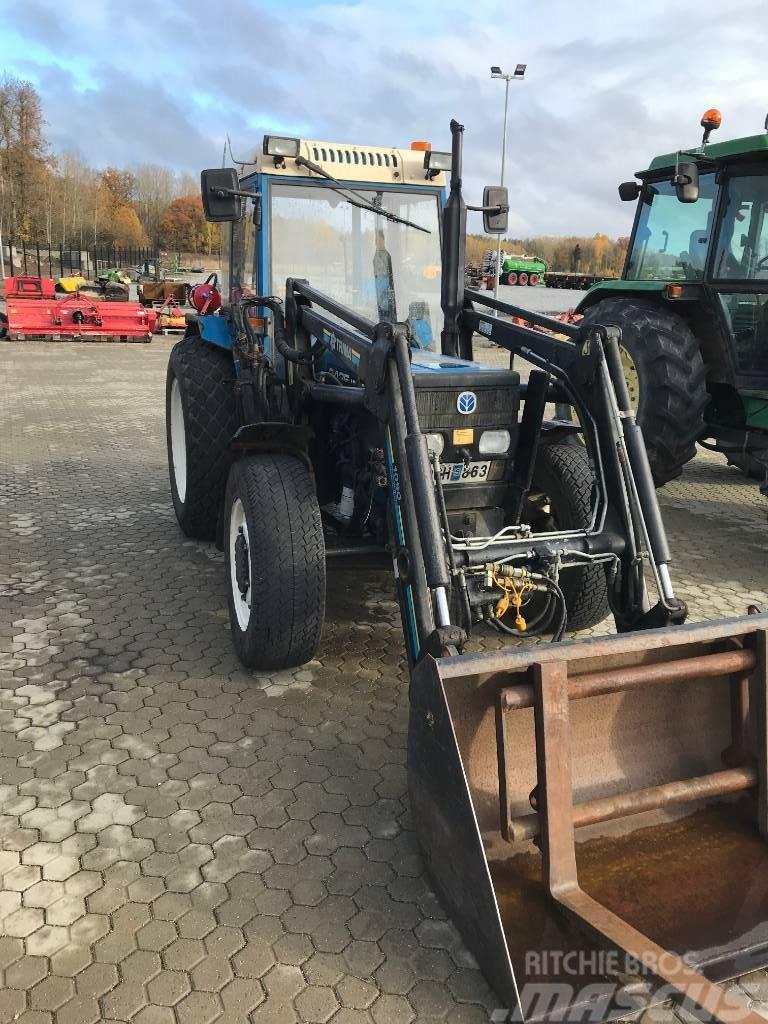 New Holland 3435 med snöredskap Traktorji