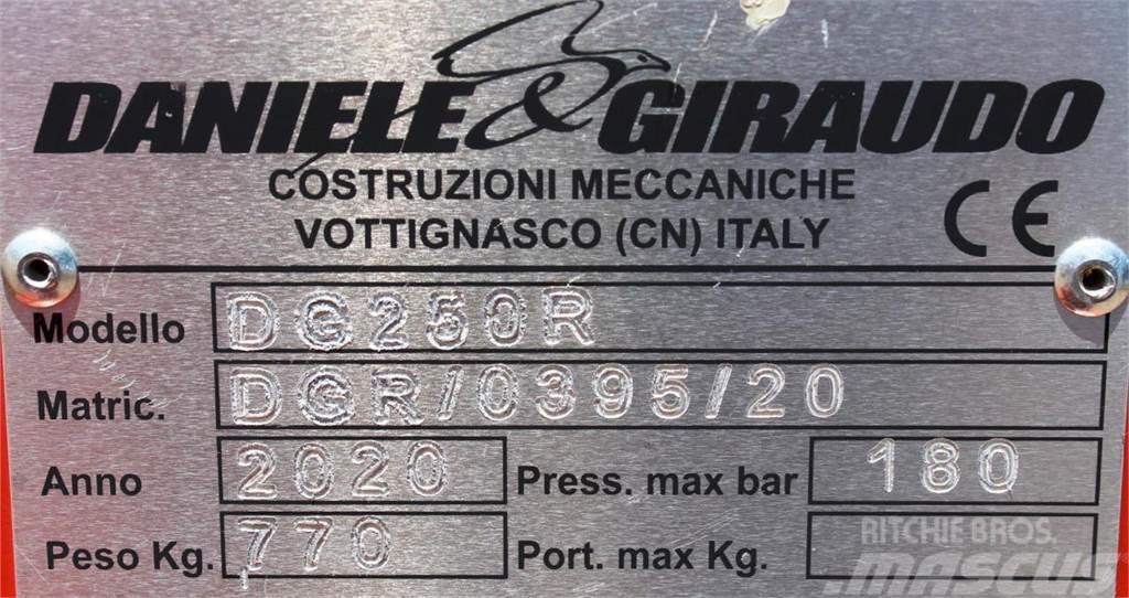 Heckbagger DG 250 R ( Daniele & Giraudo ) Priključki za čelni nakladalec