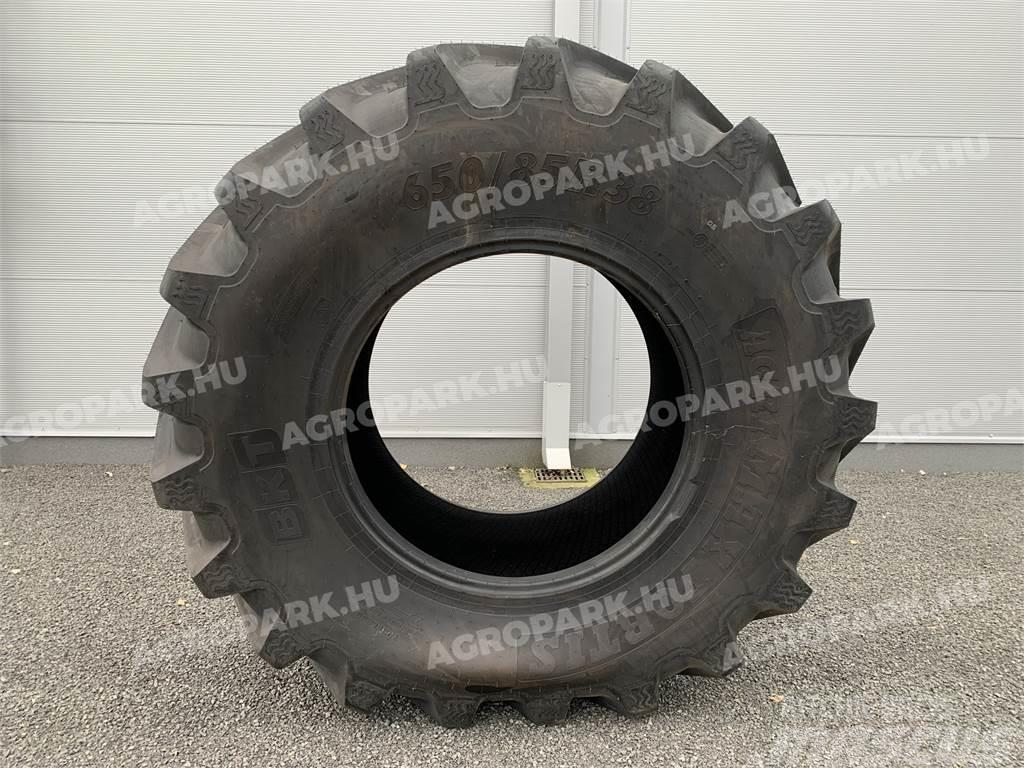 BKT tire in size 650/85R38 Gume, kolesa in platišča