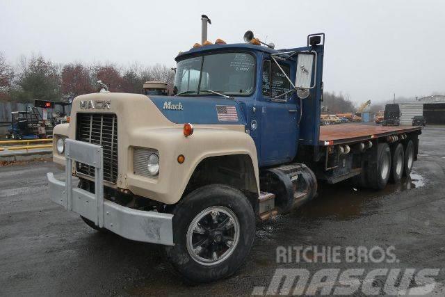 Mack RD686S Tovornjaki s kesonom/platojem
