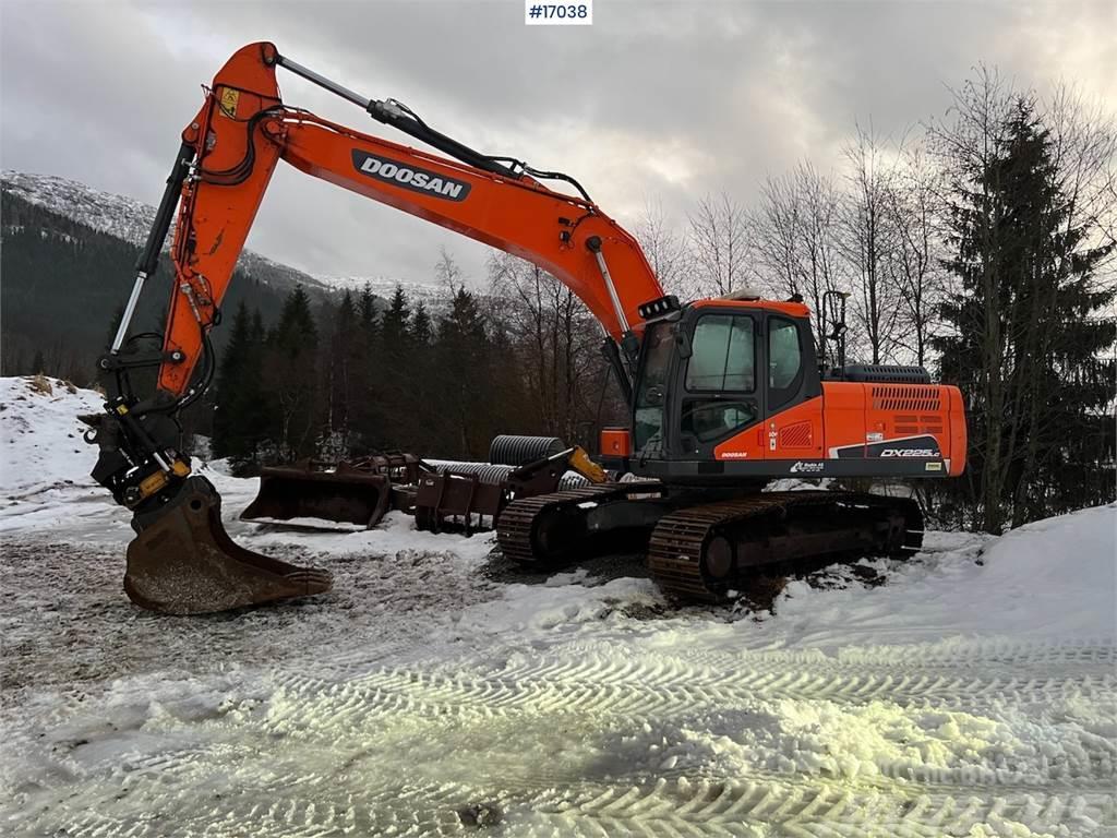 Doosan DX225 LC-5 excavator w/ rotor tilt, Cleaning bucke Bagri goseničarji