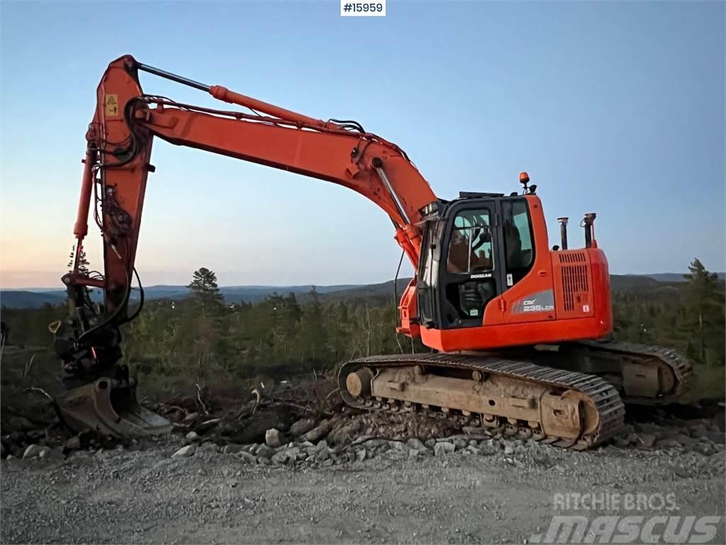 Doosan DX235LCR crawler excavator w/ GPS, bucket and tilt Bagri goseničarji
