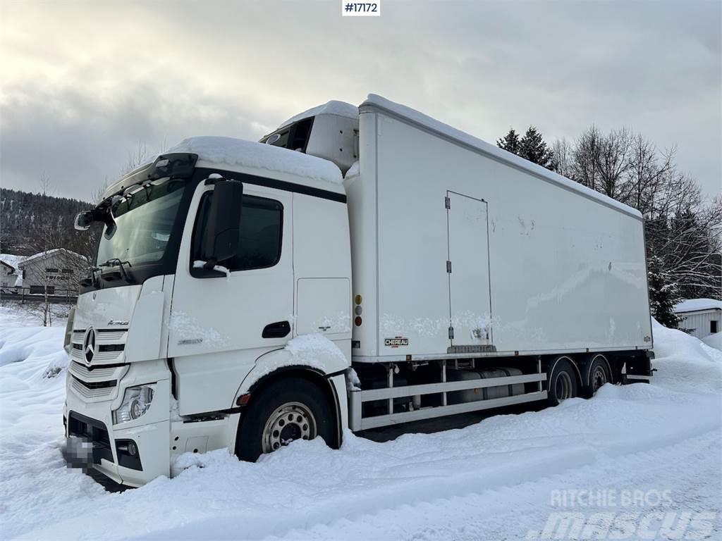 Mercedes-Benz Actros 2551 6x2 Box Truck w/ fridge/freezer unit. Tovornjaki zabojniki