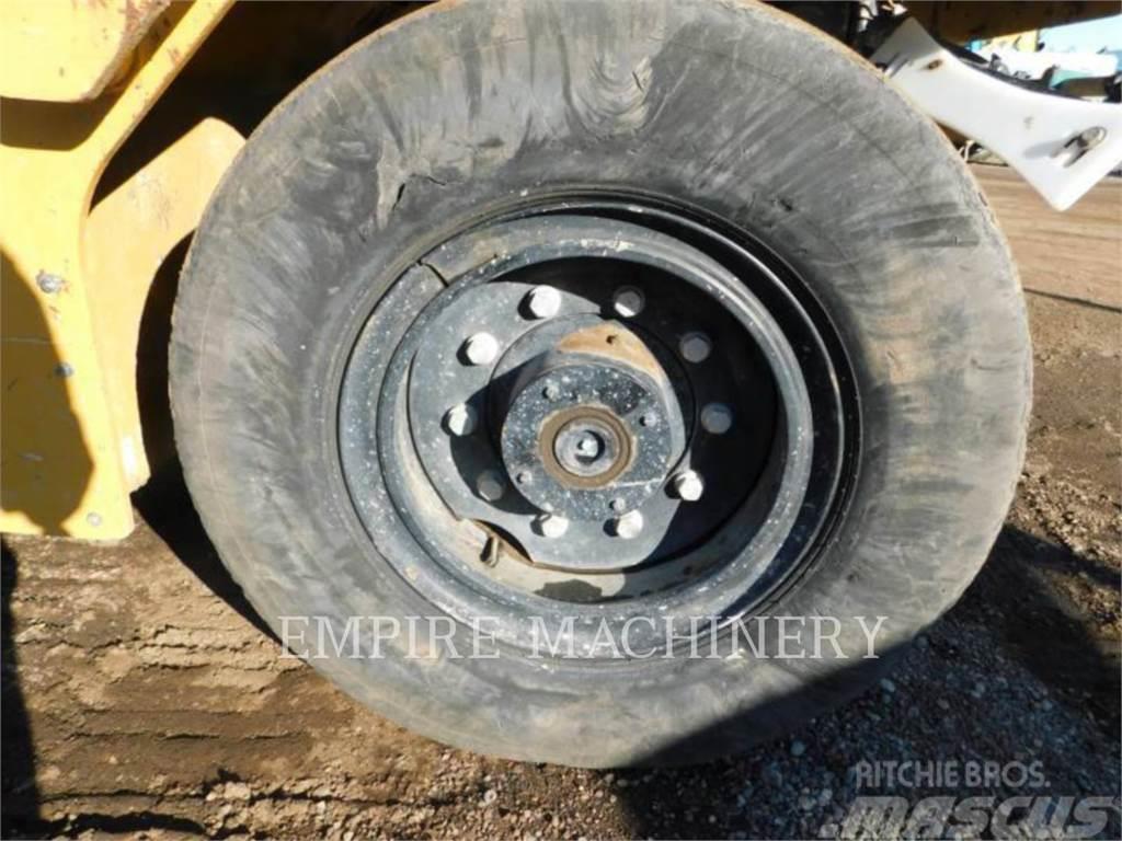 CAT CW34 Kolesni valjarji s pnevmatikami