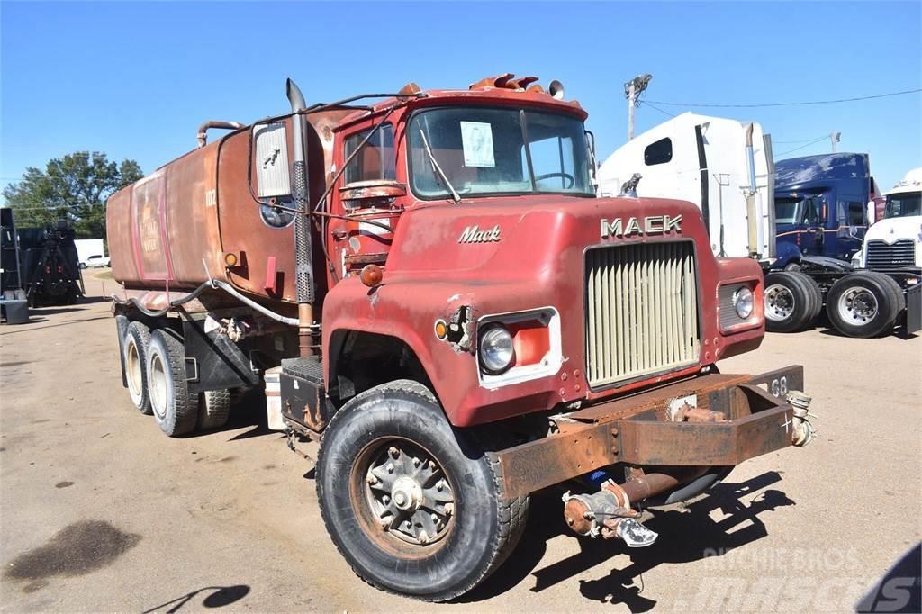 Mack DM685S Tovornjaki cisterne