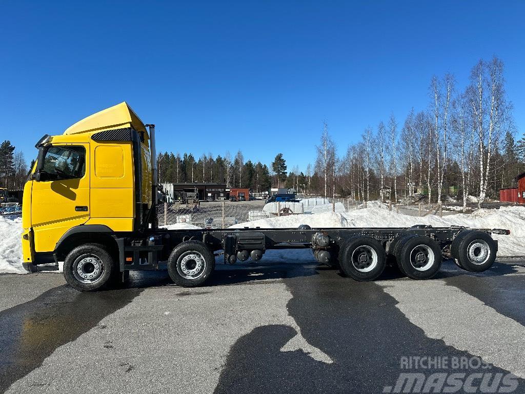 Volvo FH500 10x4 283tkm valmistuu ritilä-autoksi Tovornjaki za prevoz gozdnih strojev