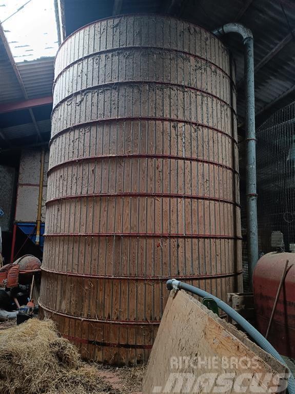Kongskilde 2 stk. Mål ca. 2,7 m i diameter og 5,4 m høj. Oprema za razkladanje silosa