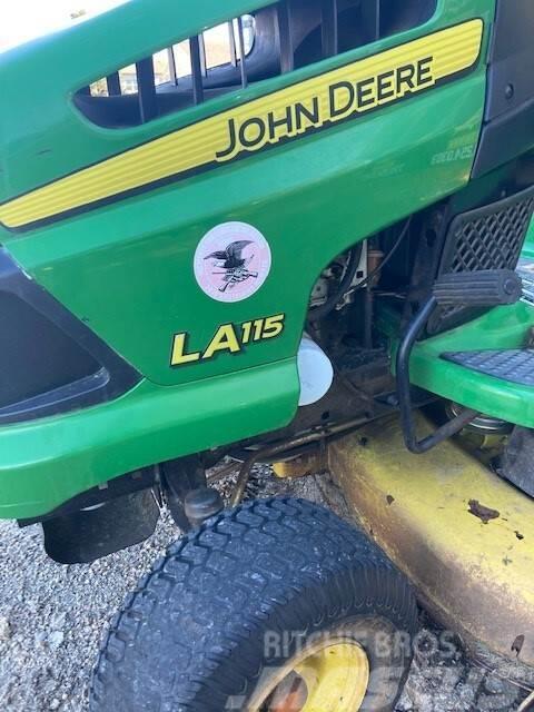 John Deere LA115 Vrtni traktor kosilnice