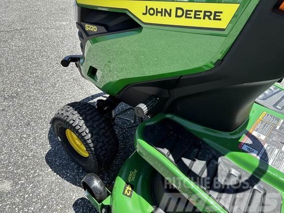 John Deere S220 Vrtni traktor kosilnice