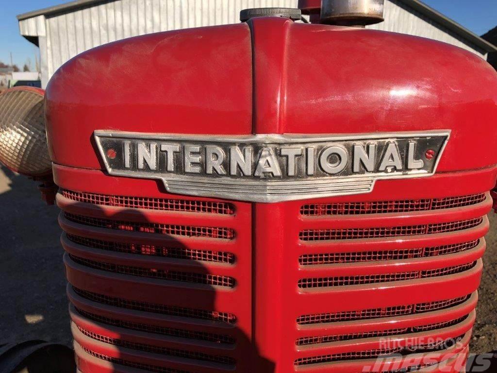 International W4 Traktorji