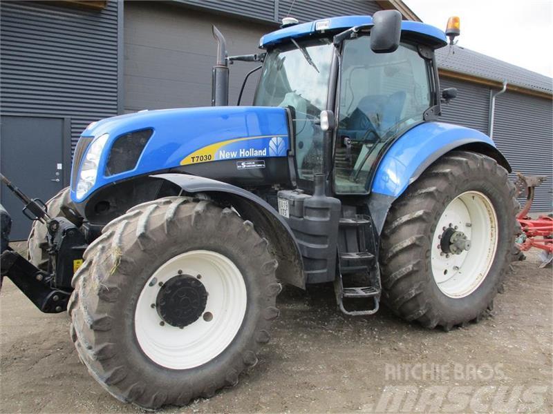 New Holland T7030 med ekstra udstyr Traktorji