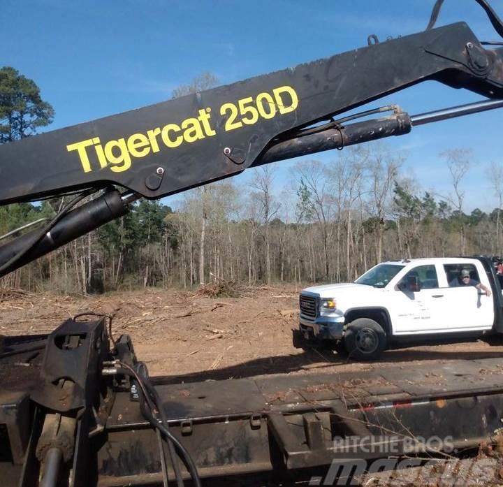 Tigercat 250D Nakladalci za les