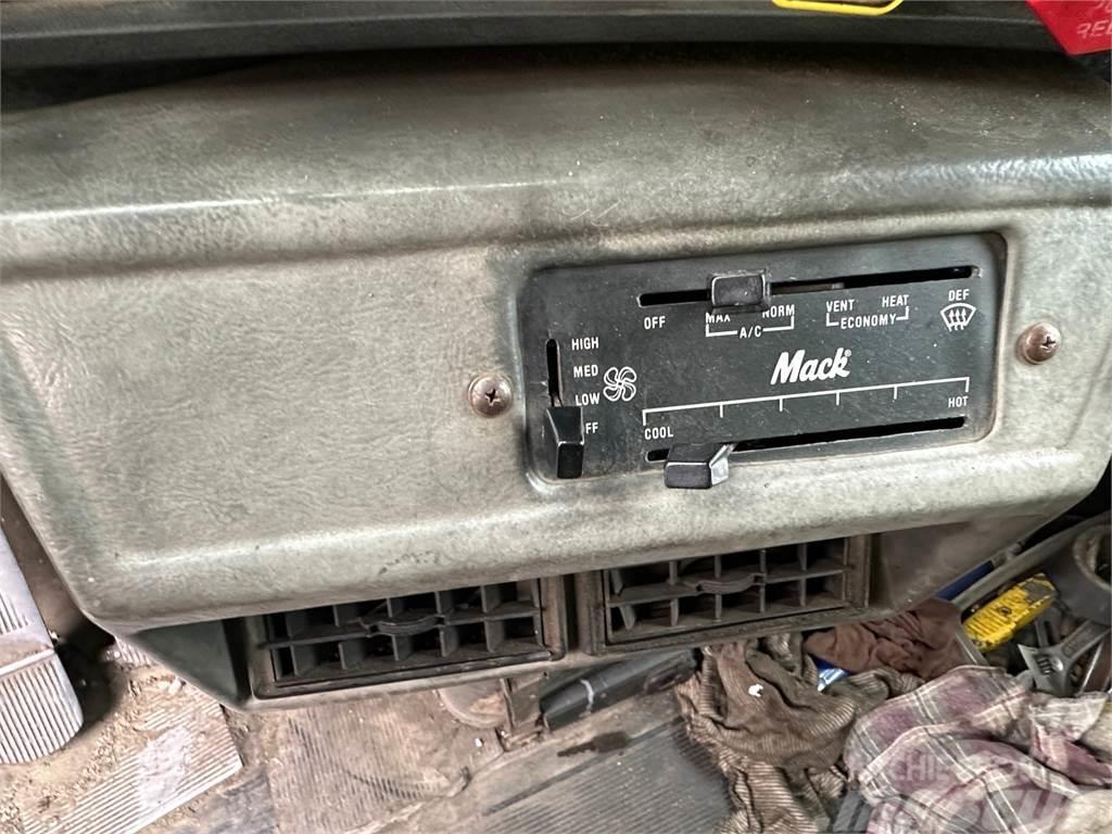 Mack DM690S Kiper tovornjaki
