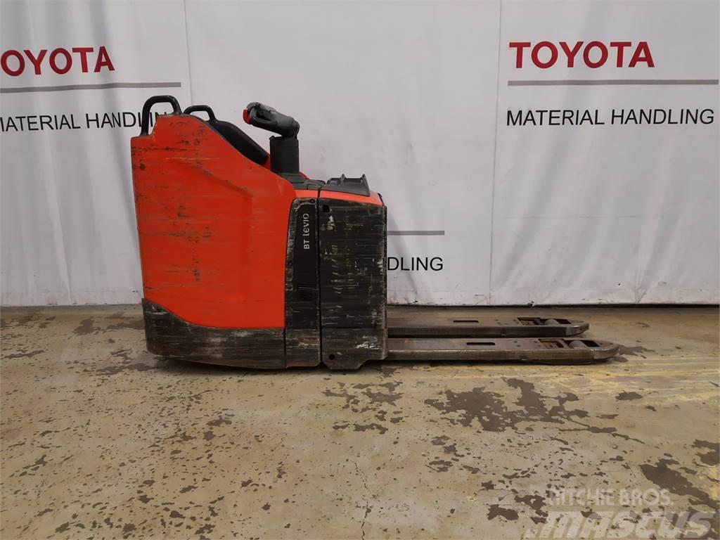 Toyota LPE220 Električni nizko dvižni viličar s stojiščem