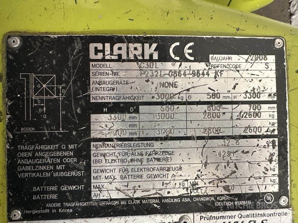 Clark C 30 L - TRIPLEX 4,8 m Plinski viličarji